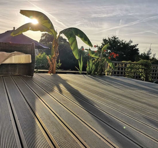 Smartboard – On craque pour cette terrasse composite posée en bordure de plantation d’arbres, pour un look exotique